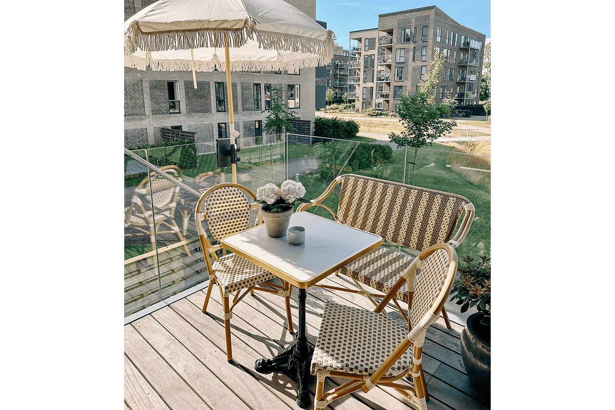 Florine café table with cast iron base 60 x 60 cm
