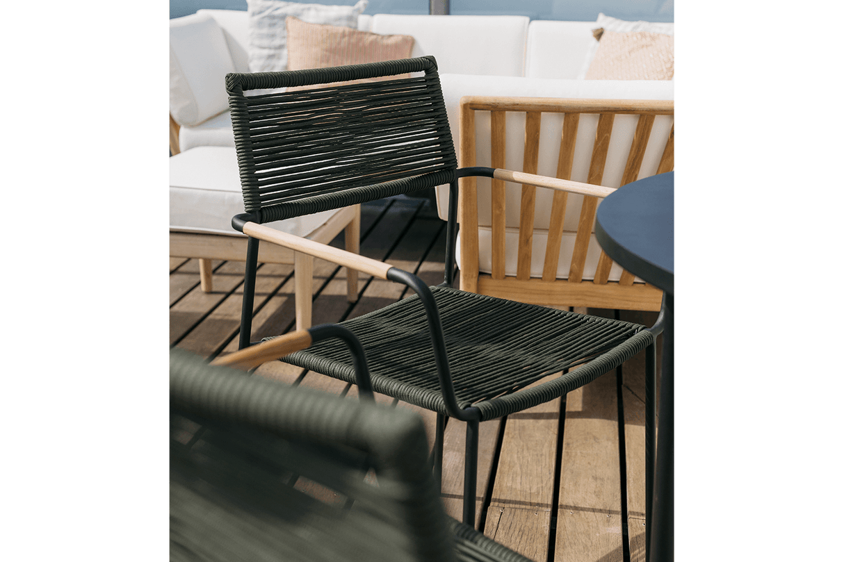 Freja wicker chair with armrest