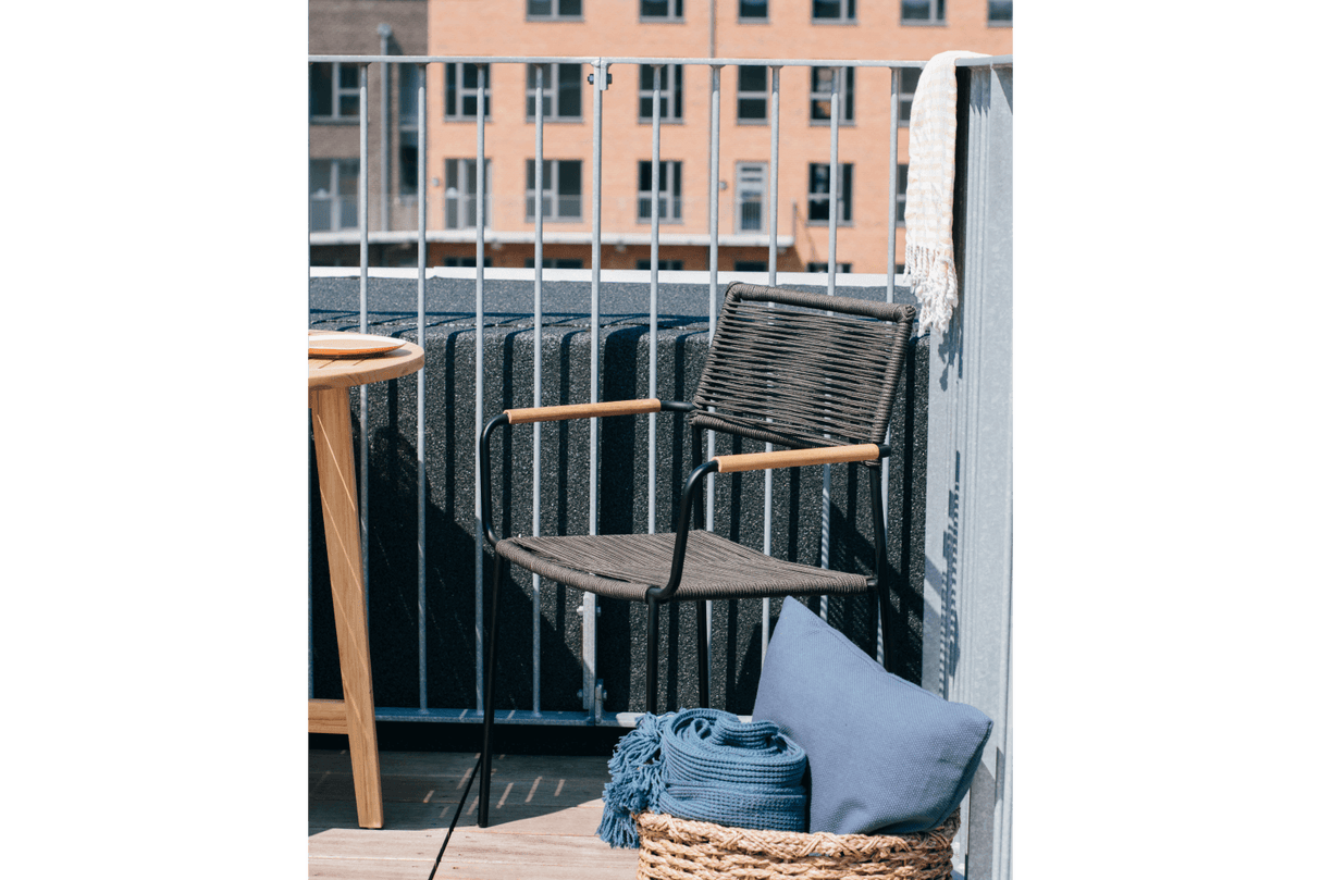 Freja wicker chair with armrest