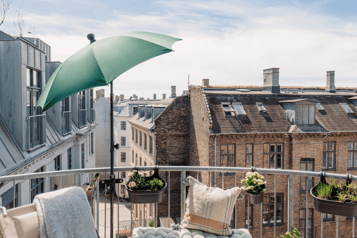 Frey parasol bracket for vertical bars