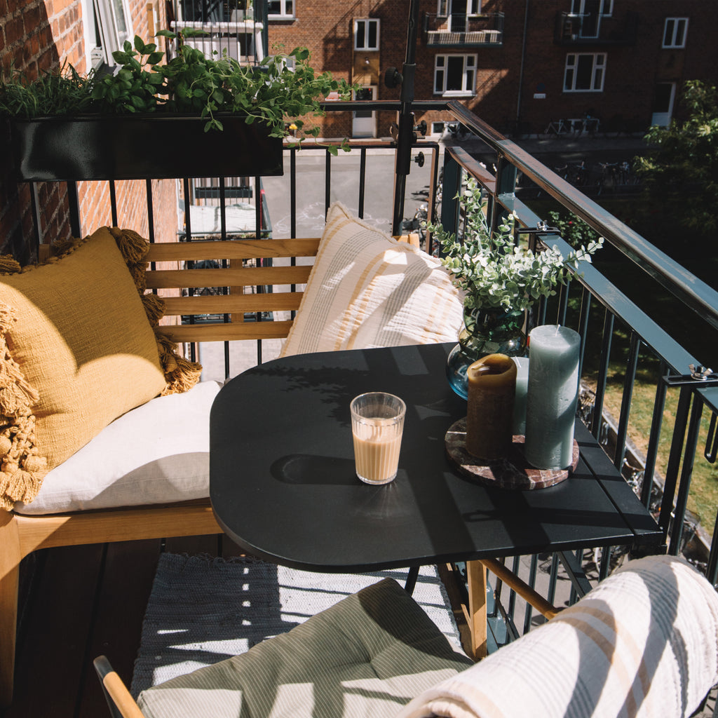 How to decorate your balcony minimalistically