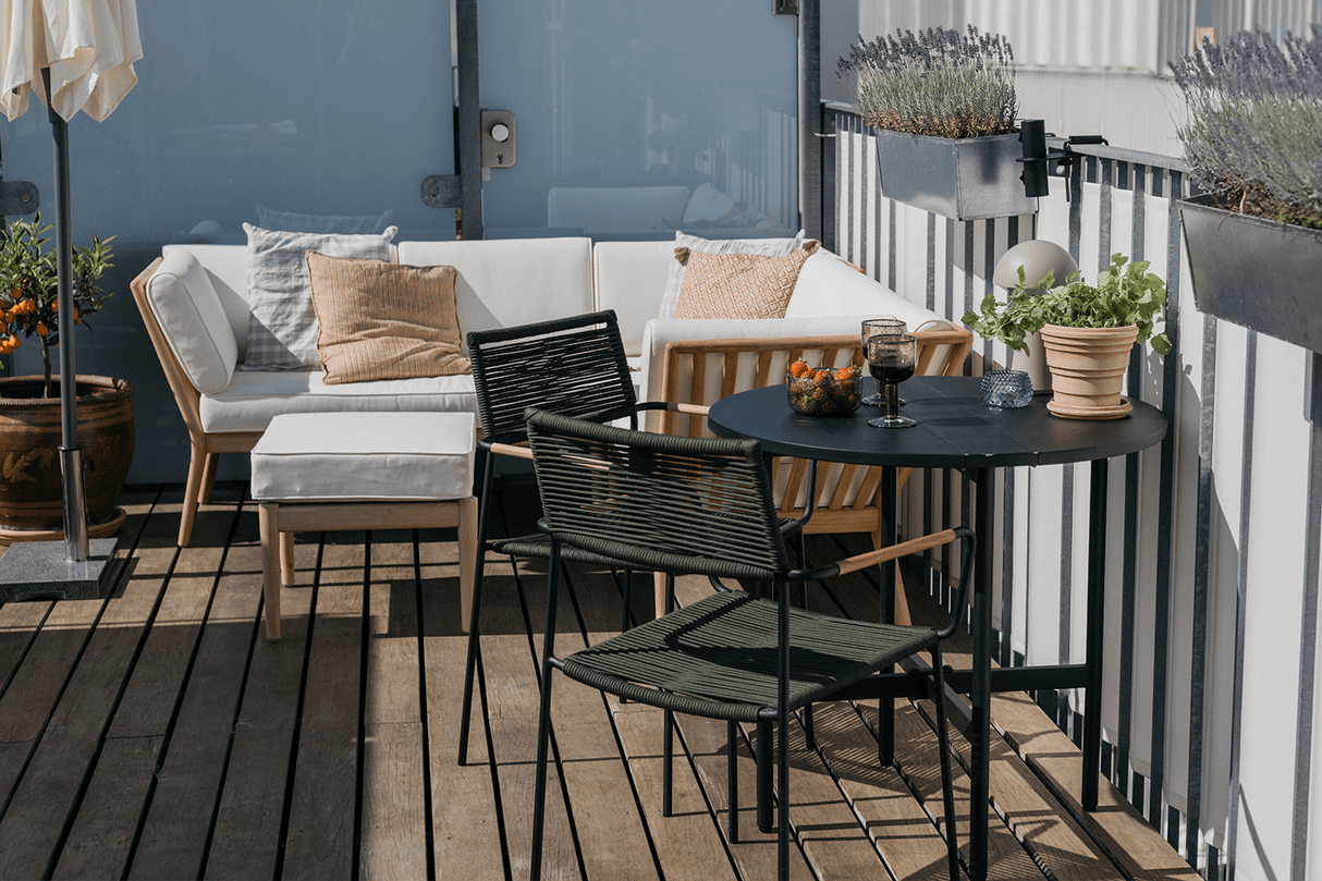 Freja wicker chair with armrest