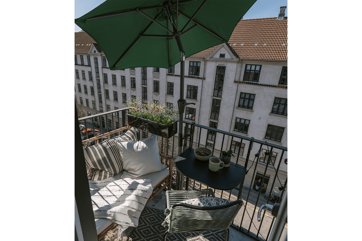 Frida solid color parasol with hoist and tilt Ø160 / Ø200 cm