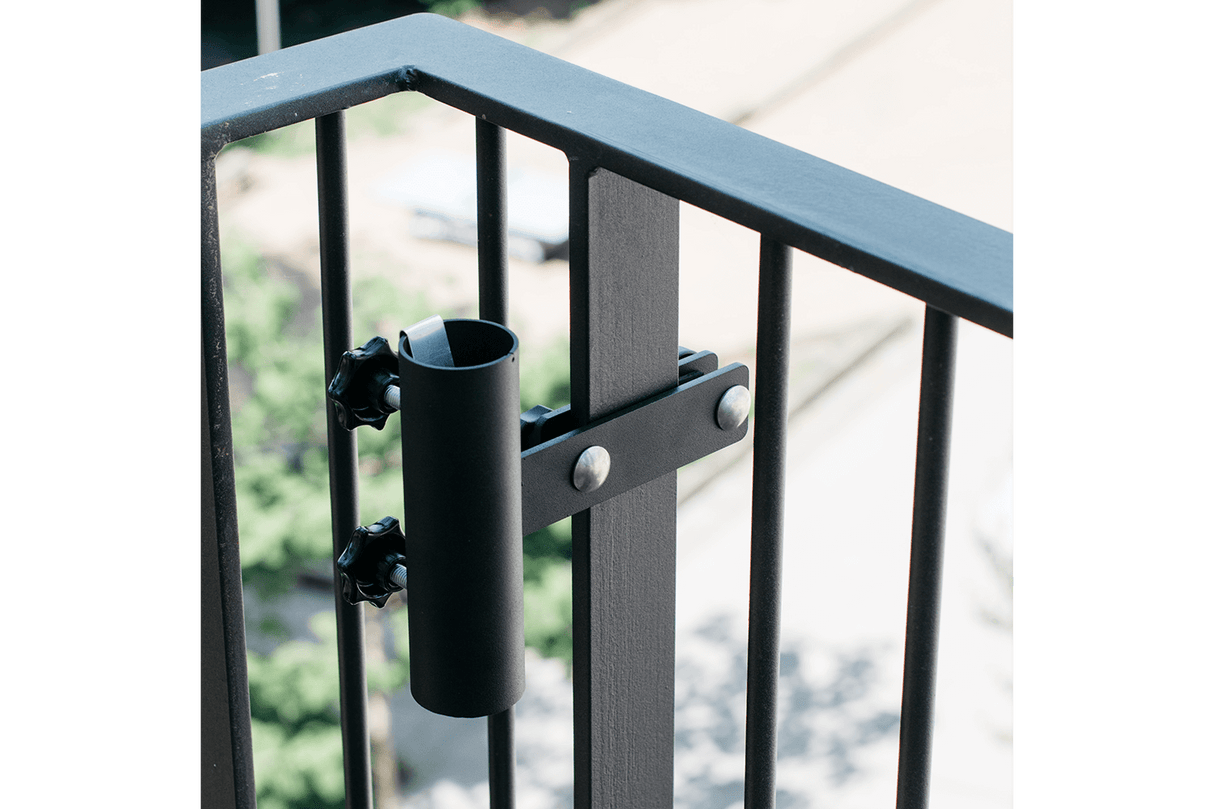 Kari parasol bracket for thin vertical bars