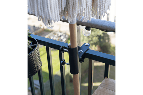 Pil parasol bracket for flat top railing