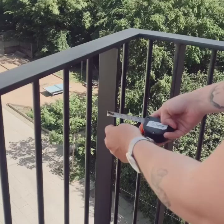 Kari parasol bracket for thin vertical bars