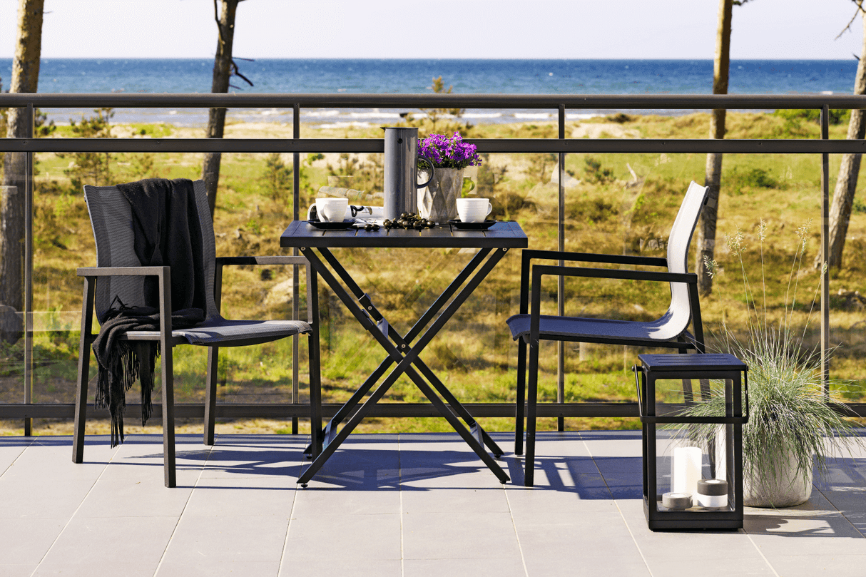 Wilkie folding table