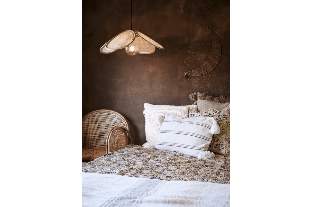 Pillowcase with 3 colored stripes and tassels 40 x 60 cm