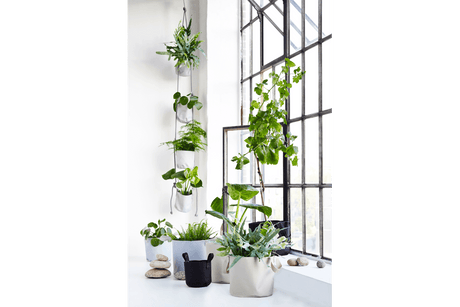 Single hanging flowerpot